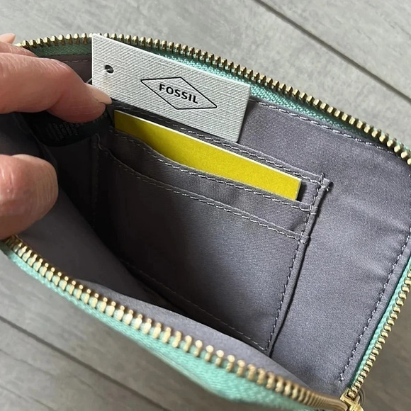 🩵HOST PICK FOSSIL NWT Leather Wristlet Wallet - Picture 4 of 6
